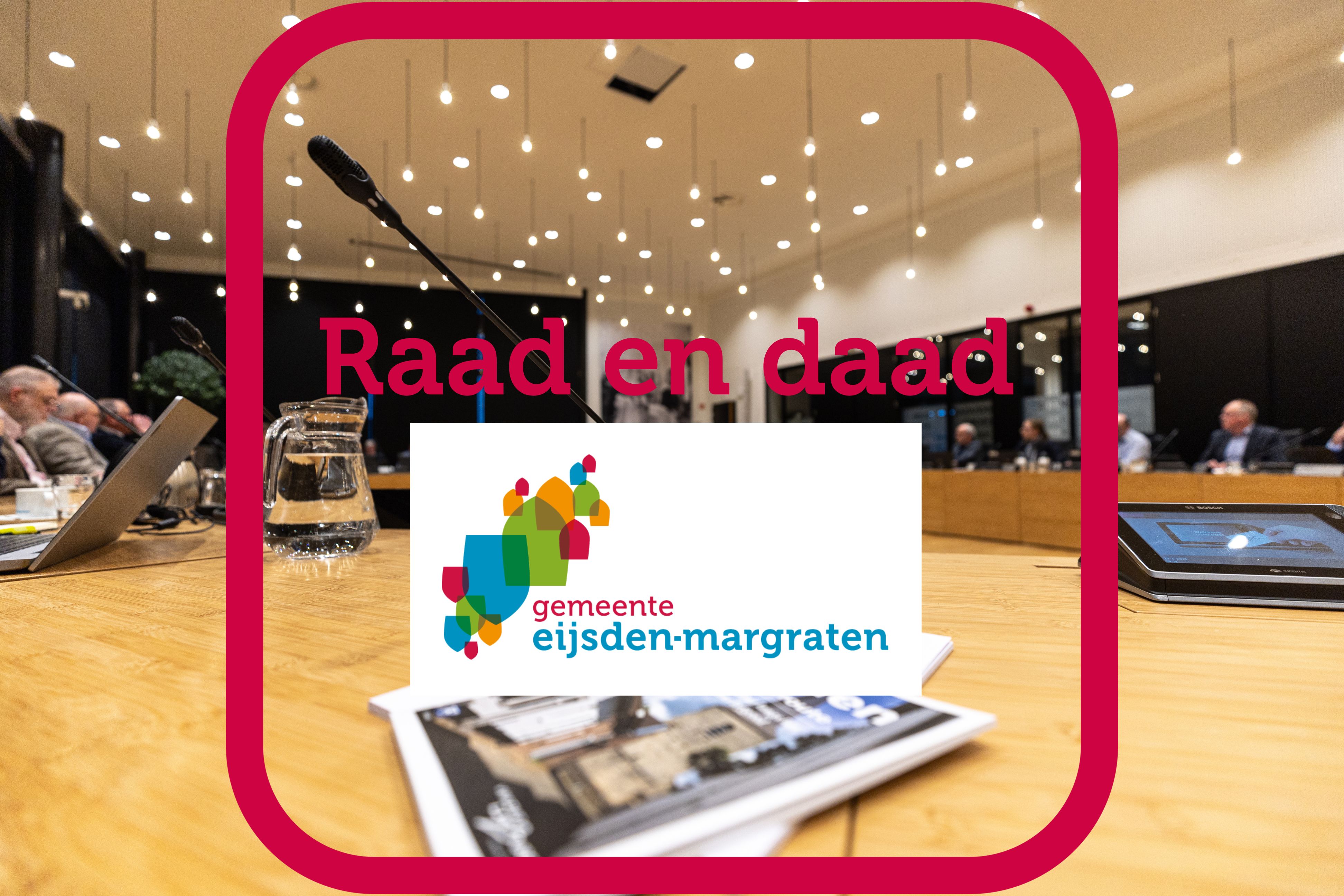 raadzaal met blank houten tafels, laptops en raadsleden in vergadering